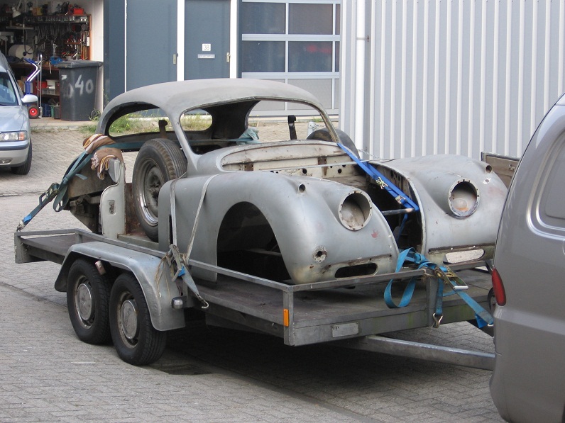 The XK140 FHC on the trailer, ready to be transported